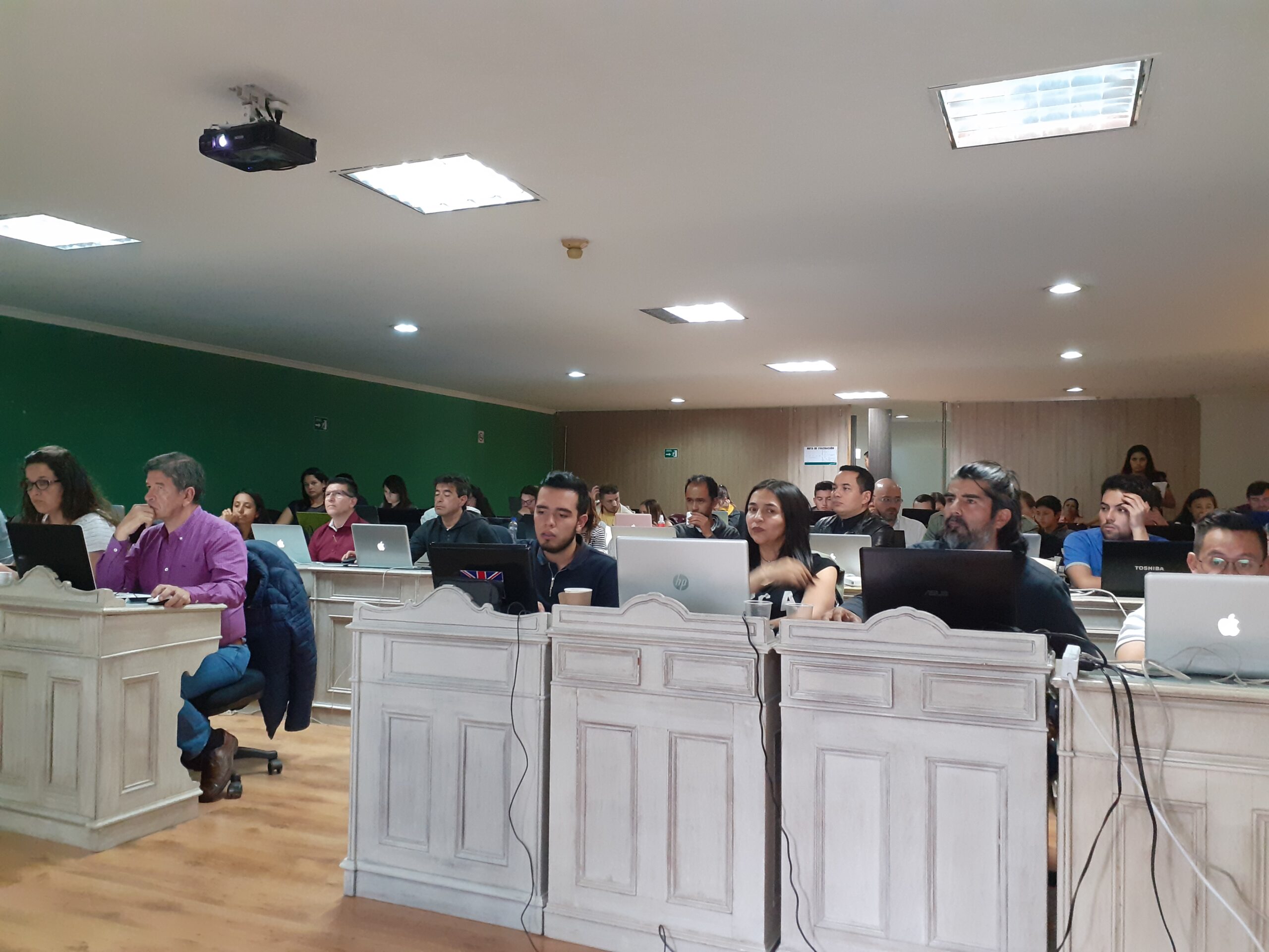 Alumnos trabajando durante el curso